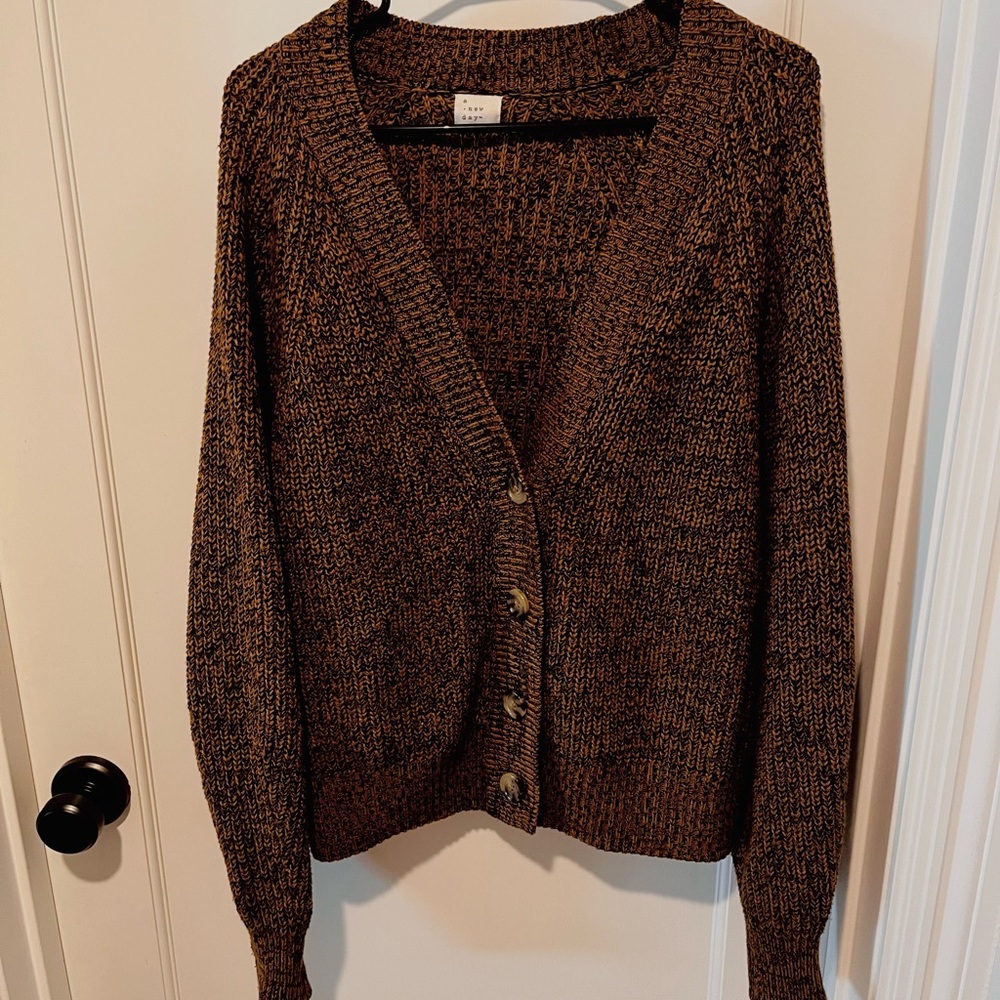 Oversize cardigan sweater. Brown and black.